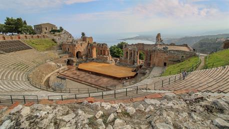 Taormina beherbergt das zweitgrösste antike Theater Siziliens, welches leider - wegen der aufgebauten Bühne - nicht sehr fotogen war.